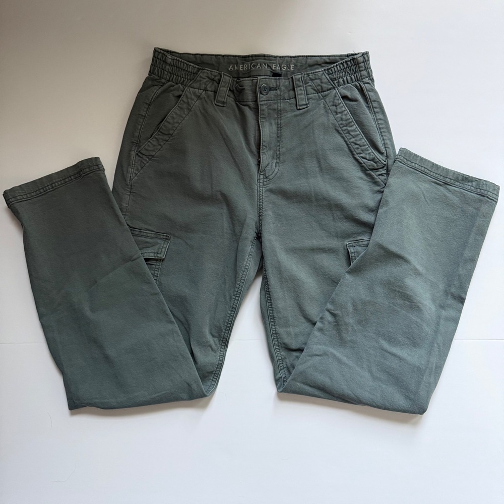 American Eagle green straight leg cargo pants with side pockets size 8